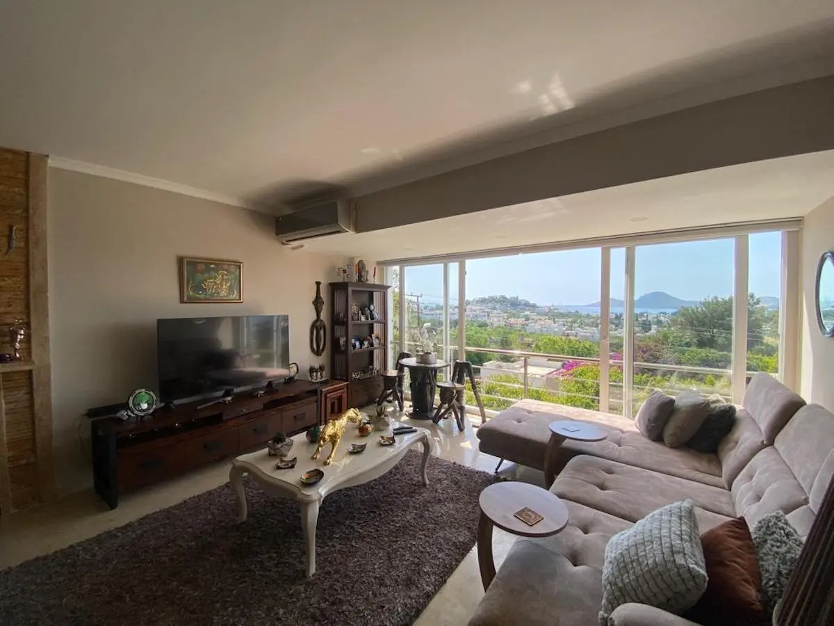 Spacious lounge